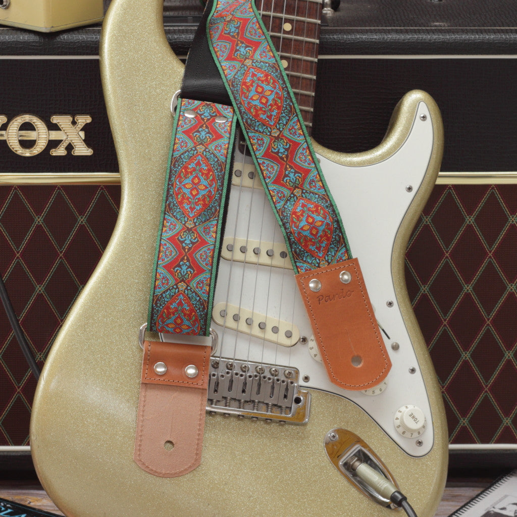 Model Red Mountain. Backing black seatbelt; end leather parts color brown; hardware metal chrome