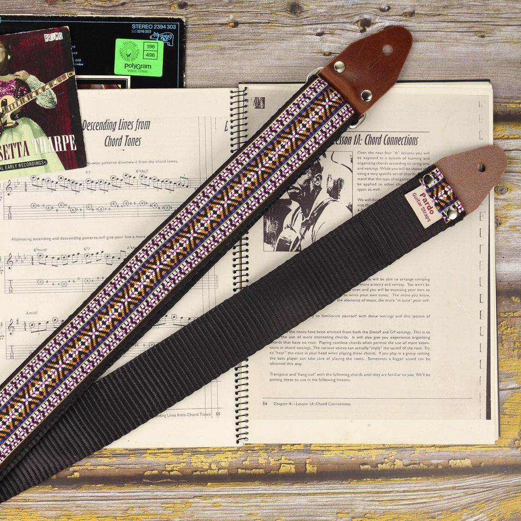Backing seatbelt guitar strap inspired in '60s aesthetics