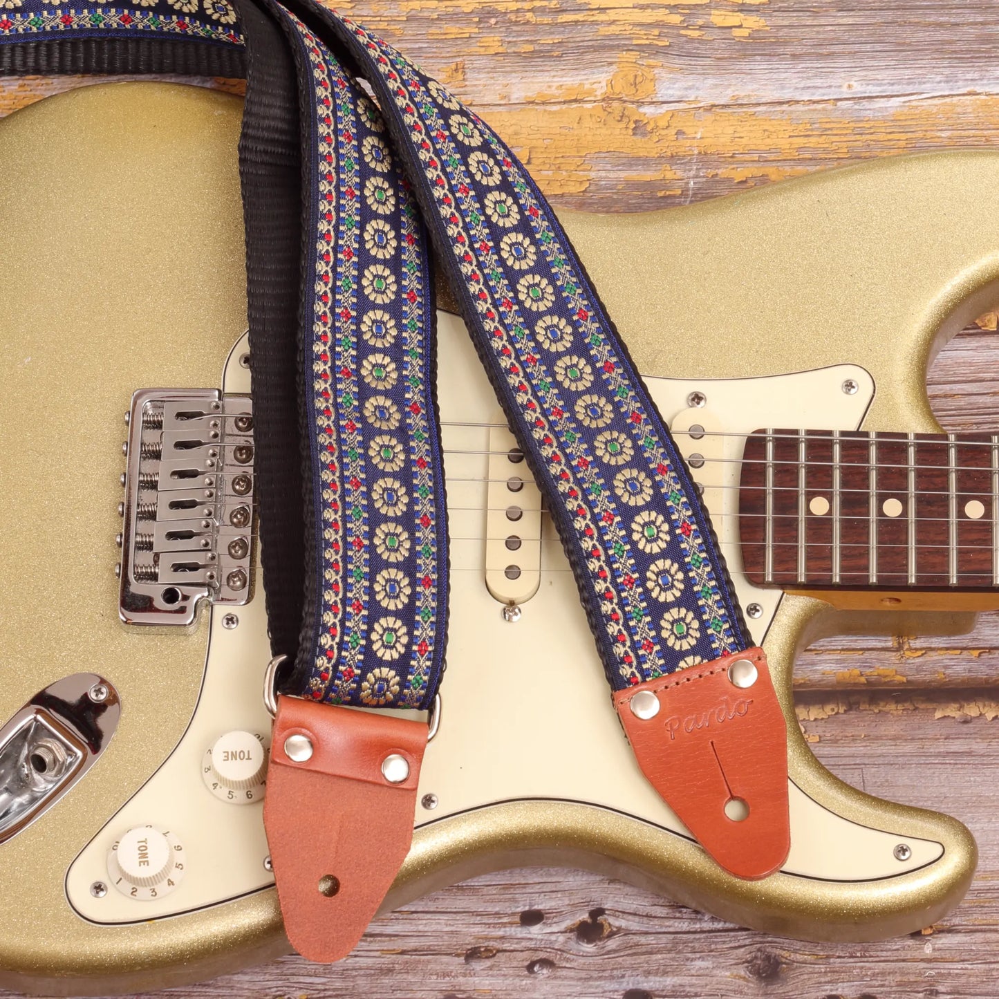 Guitar strap with flowers model Blue reverie, paired with a Fender Stratocaster gold sparkle