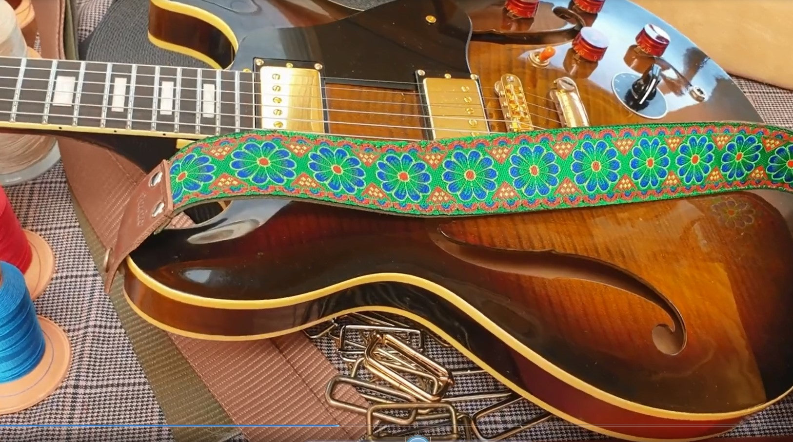 Load video: Vintage Hippie guitar straps Handmade in Spain - Pardo Guitar Straps