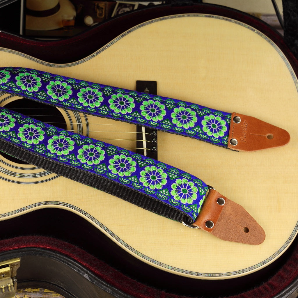 The pèrfect strap with flowers for acoustic guitar