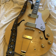 Pardo strap model Rooftop, John Lennon guitar strap with a natural epiphone Casino
