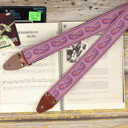 Handmade in Spain, this boho guitar strap features a soft lilac paisley design. A stylish, high-quality accessory crafted for comfort and character.
