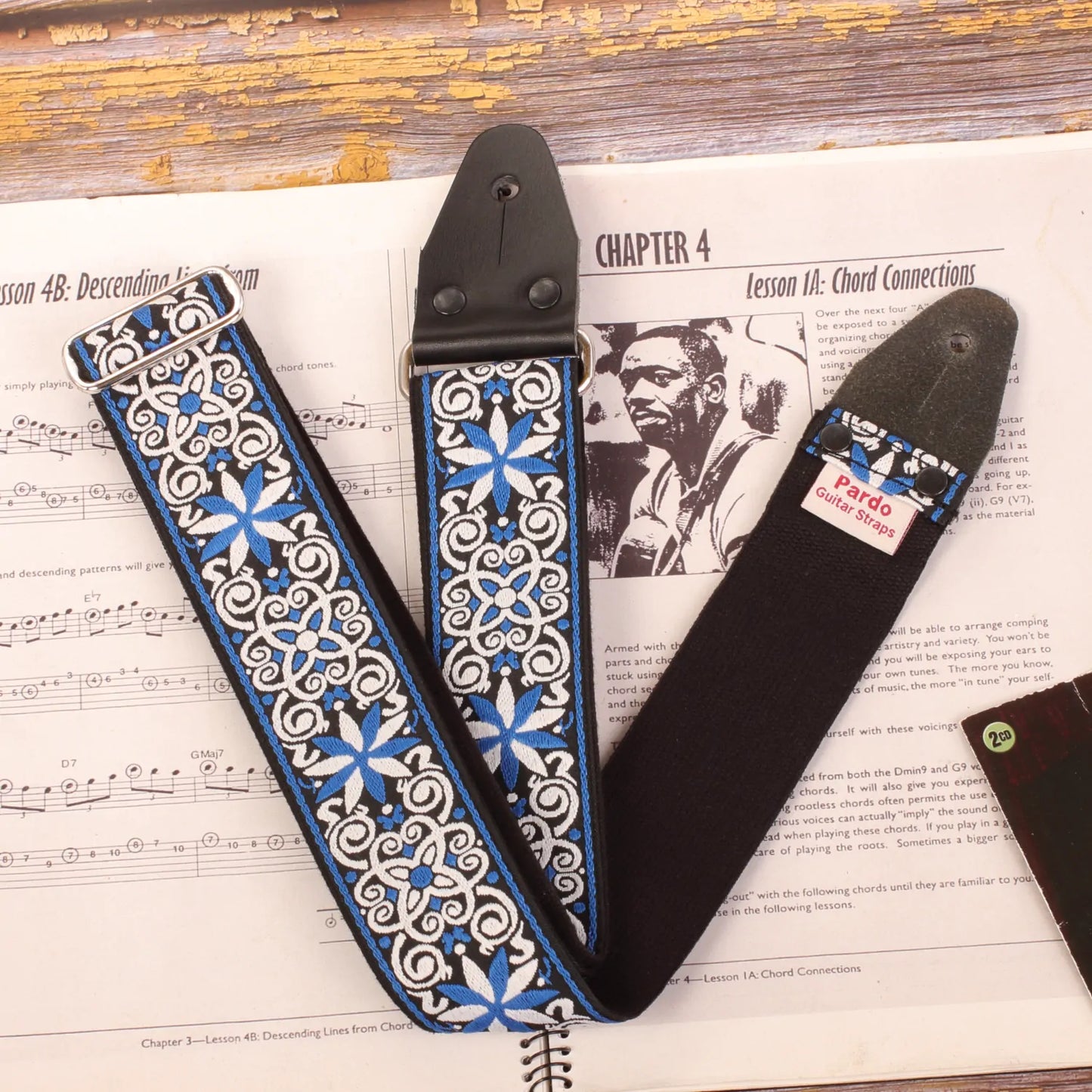 Guitar strap with retro pattern with kaleidoscole shapes and stars, colors blue and white