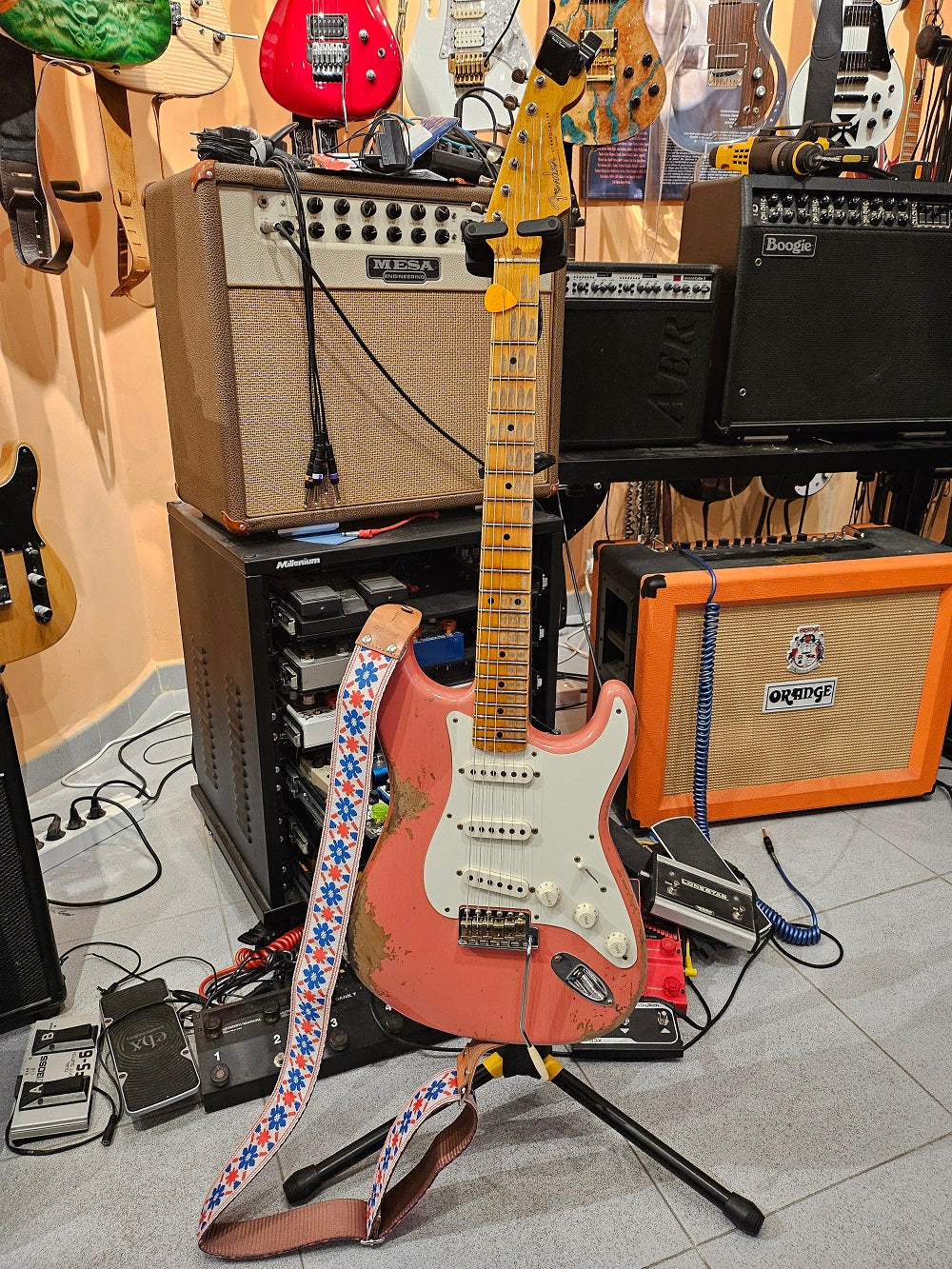 Cool guitar straps with psychedelic-hippie patterns inspired in '60s style