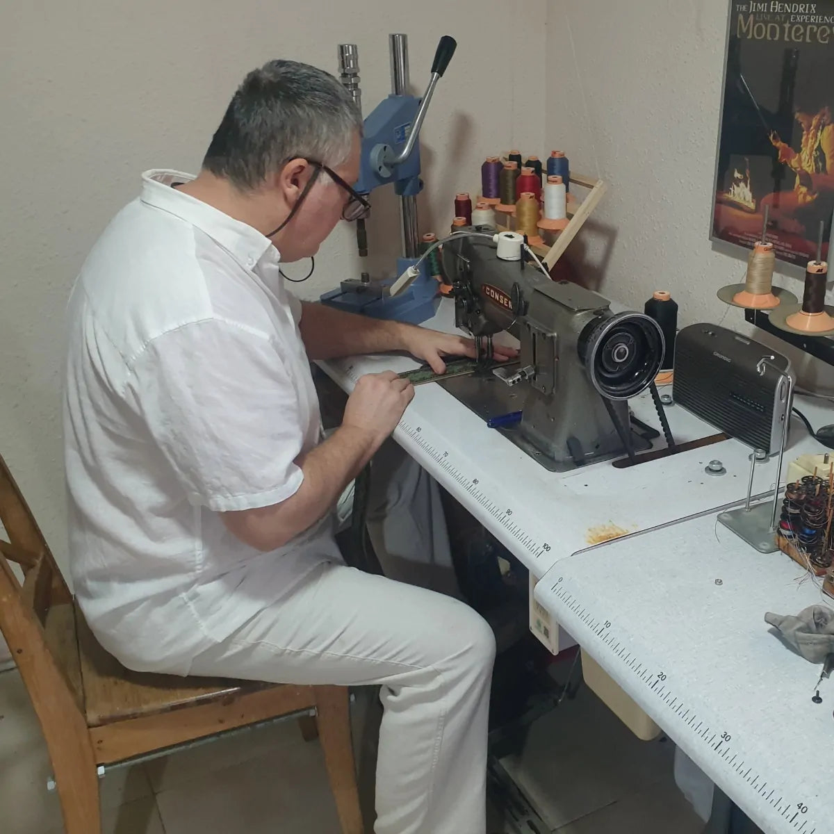 Handcrafted guitar straps made one by one to order with artisan process - made with care for guitarists and musicians, with custom options and personalized engraving service - Handmade in Spain