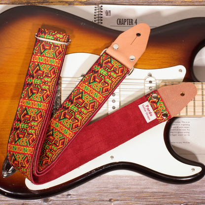 Strap with retro pattern and colored jacquard fabric - model Eagle - paired with a Fender Stratocaster color Sunburst