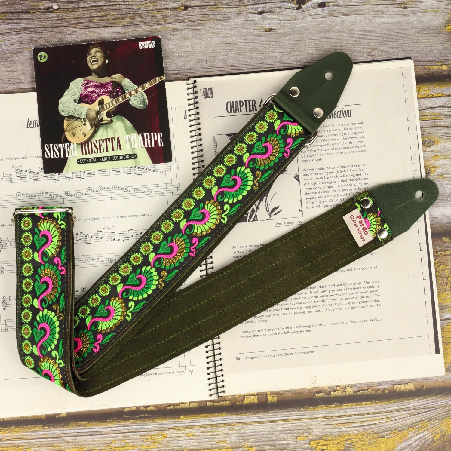 Rear view of the Swann Green guitar strap showing its Green Moss suede backing.