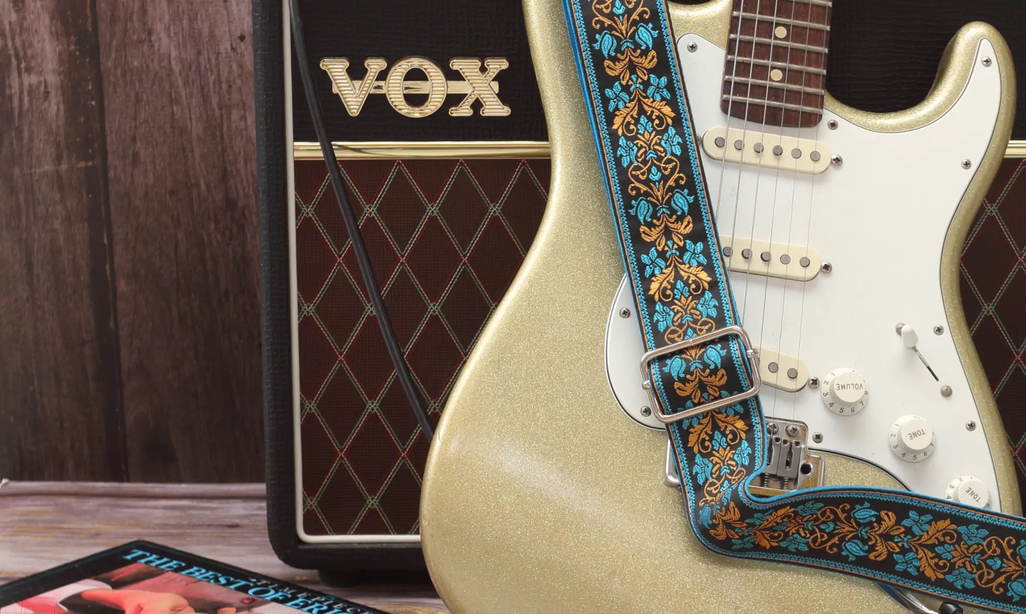 Vintage jacquard guitar strap handmade in Barcelona inspired by 60s psychedelic designs