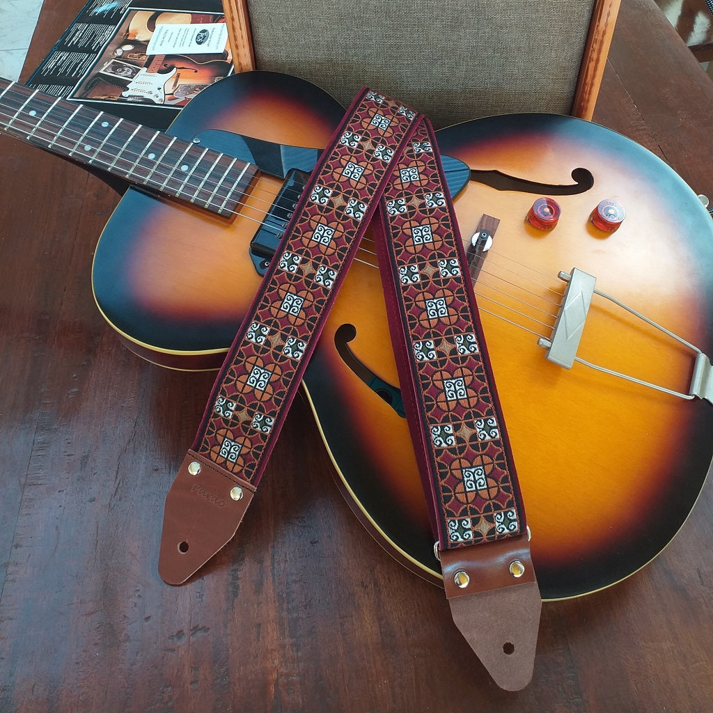 wide embroidered guitar strap hippie pattern model Moixeró Pardo Straps