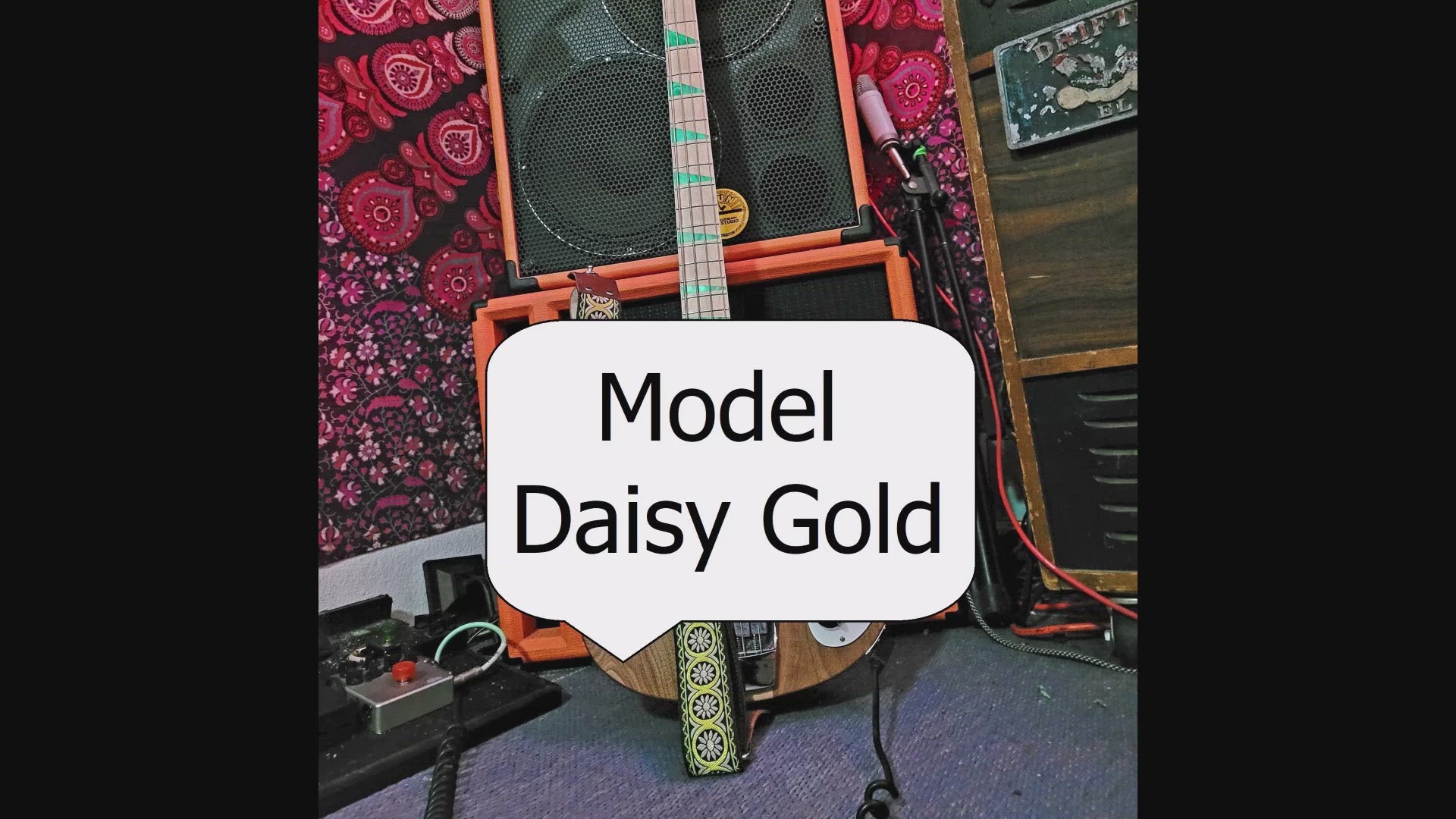 Guitar strap with gold flowers, model Daisy Gold